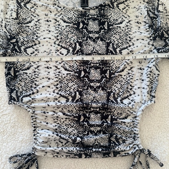 Forever 21 Women's Black and Cream Crop-top size small - Picture 7 of 12